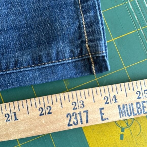 LOGO by Lori Goldstein Women's Boyfriend Capri Jeans sz 22W Medium Wash Denim - Picture 7 of 7